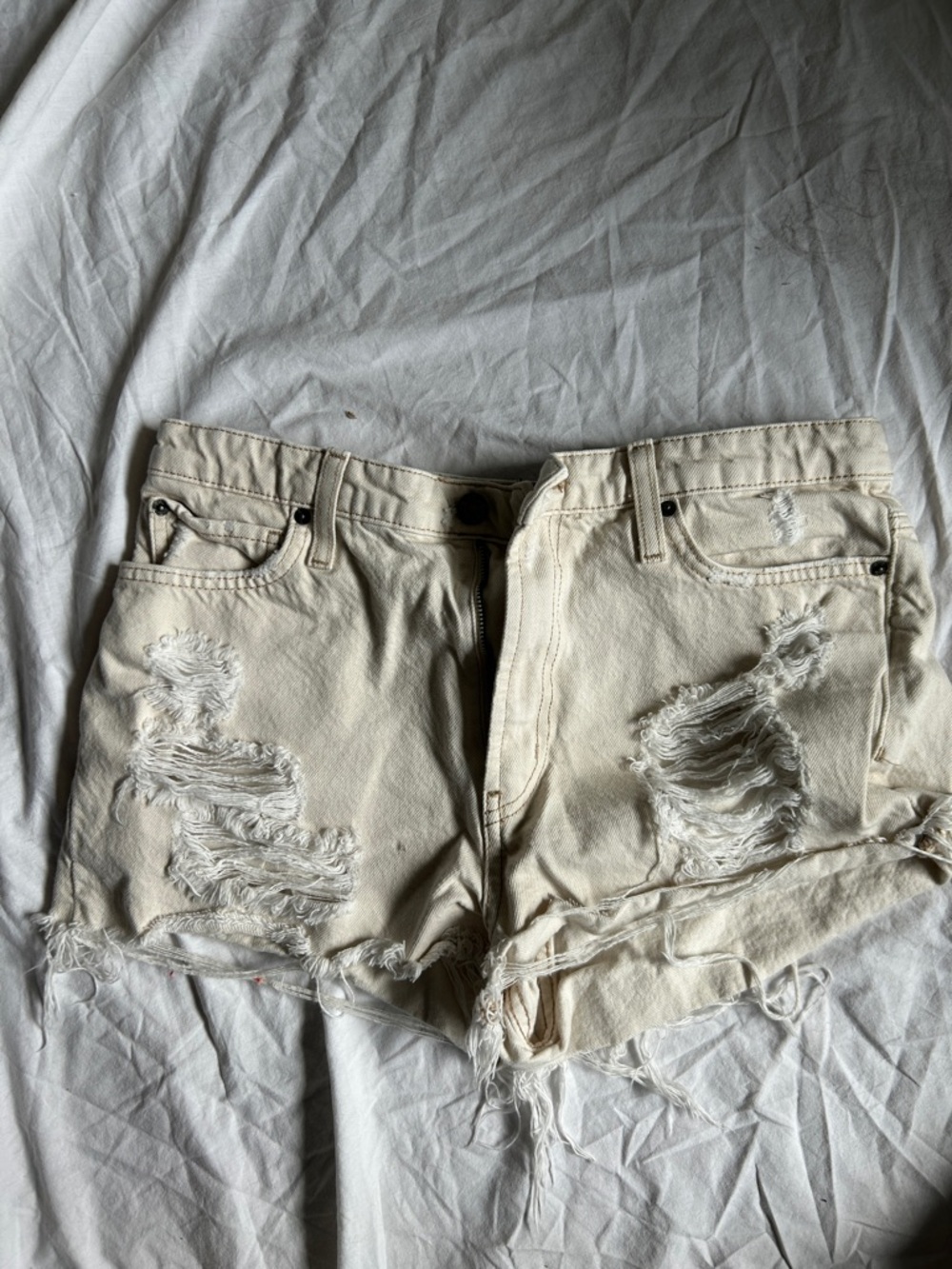 BDG DISTRESSED CREAM DENIM SHORT